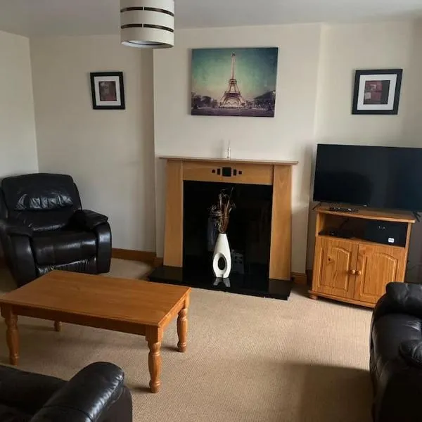 Modern 4 Bed House in town, hotel in Eskragh