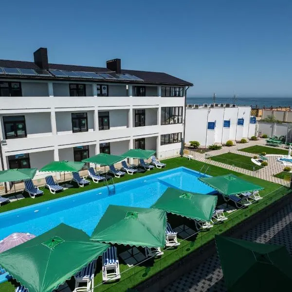 Weekend Family Hotel, hotel em Karolino-Buhaz