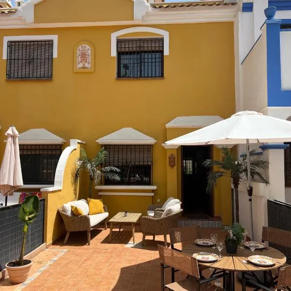 Casa Rodasa - 2 bedrooms, roof terrace, Airco, Front-terrace, Back-Patio, communal pool, etc, hotel di Roda