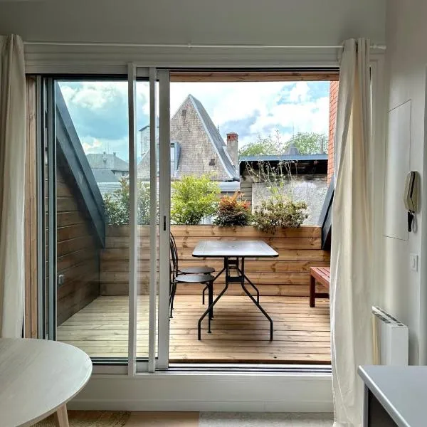 Écrin de calme avec terrasse, hotel in Chambéry