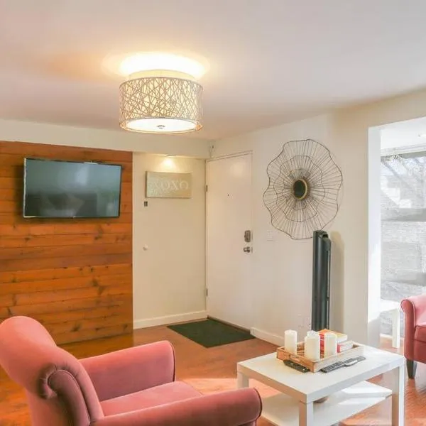 Smooth & Vivid Downtown Condo, hotel in Ensenada