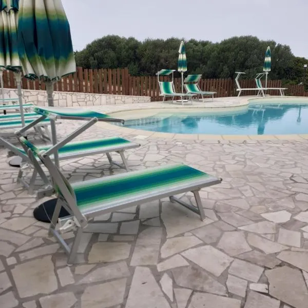 agriturismo gli olivastri -appartamento sole mare con piscina ,solarium e vista mare,climatizzatore ,wifi: Aglientu şehrinde bir otel