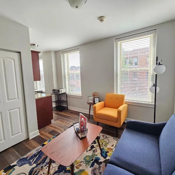Gorgeous and Spacious Studio at the Historic Inman - 200, hotel v destinaci Champaign