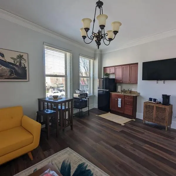Unique 1 BR 1BA Stay in Downtown - 204, hotel v destinaci Champaign