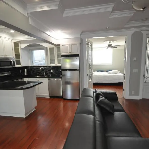 New Luxurious 3 Bedroom Kingsway Castle Suite, отель в городе Бернаби