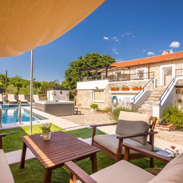Villa Hrustika - heated pool, jacuzzi & sauna、Gabonjinのホテル