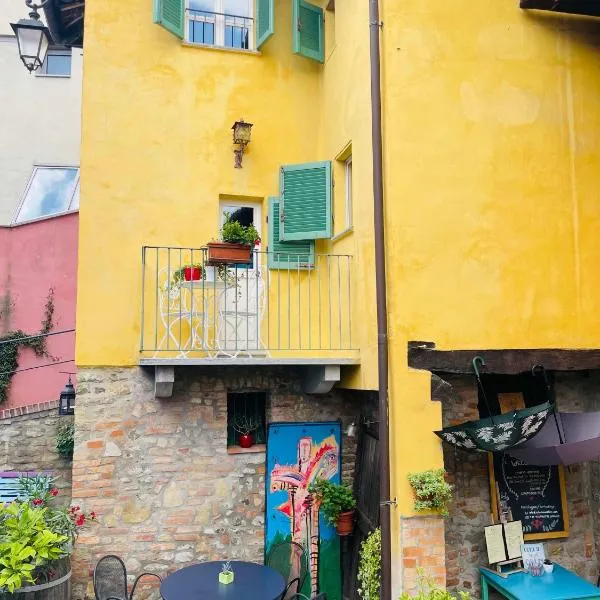 LA GIALLA di Via Silvano 12, hotel v destinaci Monforte dʼAlba