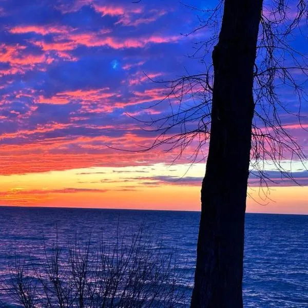 Lakefront Home w/Brilliant Views, hotel v destinaci Wilson