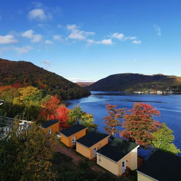 Knotty Pine Ocean Front Cabin - Adults Only, hotel di Ingonish Beach