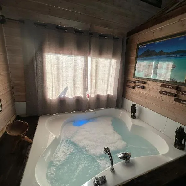 בורקאי - בקתות פיליפיניות עם בריכה פרטית, khách sạn ở Bruchim Qela' Alon