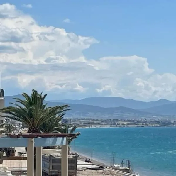 Modern Beachfront apartment Mamizona, hotel in Loutraki