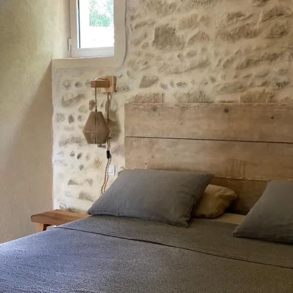 Eden - Mas de Rousseau, hotel in Eyragues