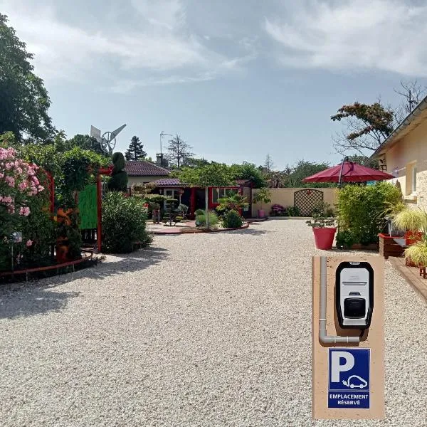 Une pause avec recharge voiture électrique, hôtel à Saint-Médard-de-Guizières