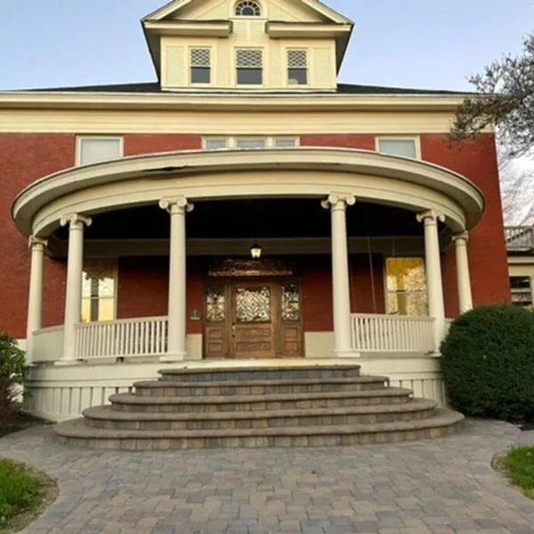 Oakridge House. Spacious and historic home in downtown Ironton, Ohio., hótel í Franklin Furnace