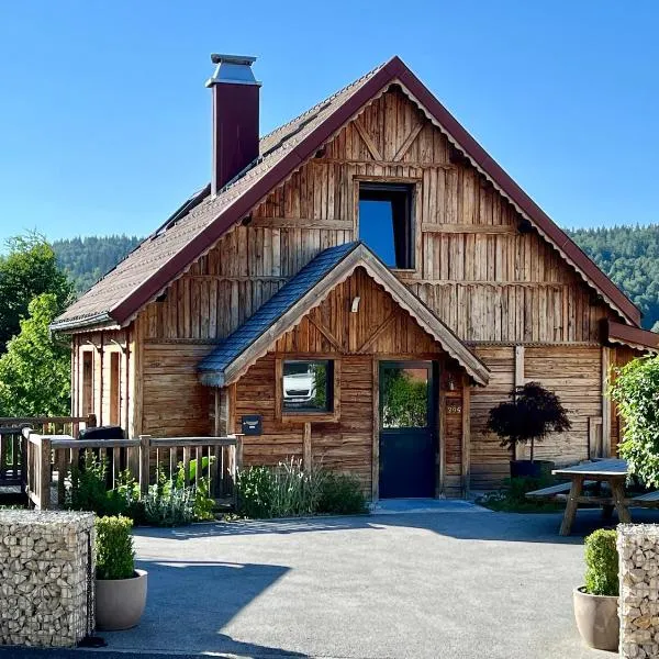Chalet Vieux Bois, au coeur du village des Rousses, hotel v destinaci Les Rousses