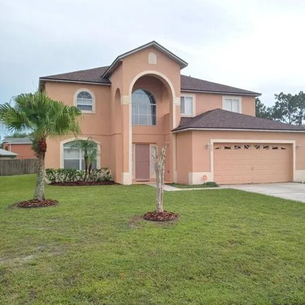 Amore's luxurious 4 bedroom home., hotel in Poinciana