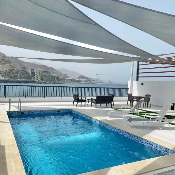 The Pearl Villa - Swimming Pool with Sea and Mountain view - Al Dana Island Fujaira, hotel v destinaci Fudžajra
