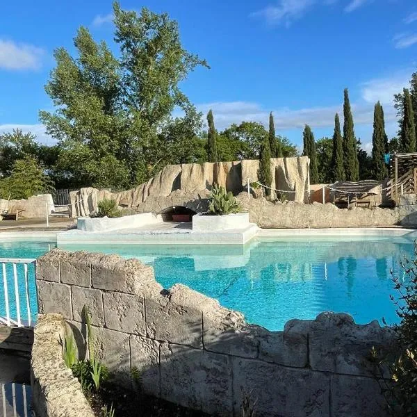 gîtes Studio de tourisme du Domaine Piscine Spa Balnéo、Dourgneのホテル