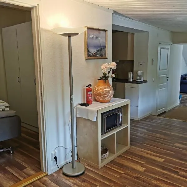 Tofta Konstgalleri-Hel Lägenhet 70kvm, hotel v destinaci Varberg