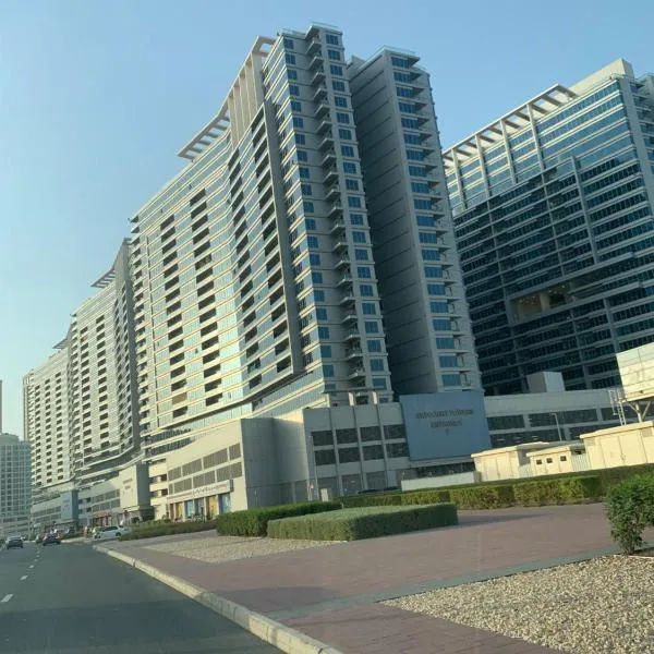 Skycourts entire apartment-120m2-big balcony โรงแรมใน‘Ūd al Bayḑāʼ