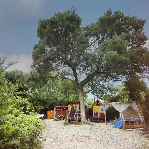 La Roulotte Cavalière, au cœur d'une manade en Camargue, отель в городе Mas-Thibert