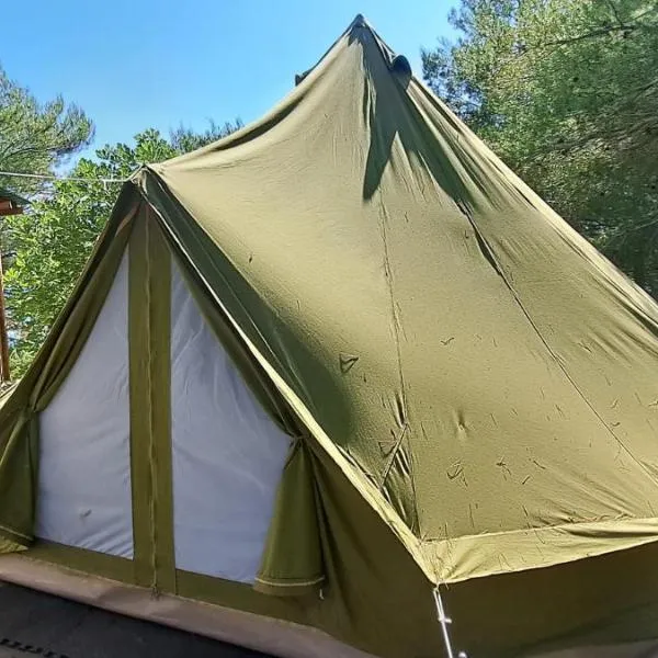 LJUBAC GLAMPING BELL TENT Robinson, hotel en Ljubač