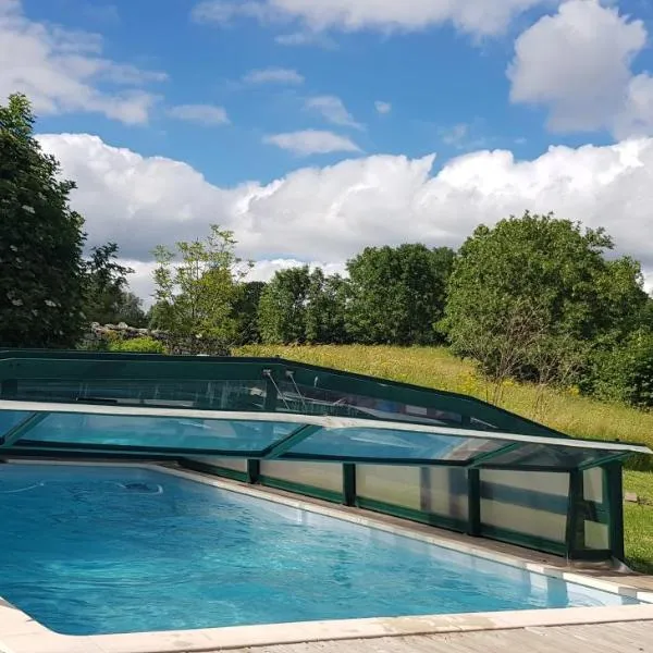 Gîte Le Roman d'Alleyrac (ciel bleu), hotel in Lachapelle-Graillouse