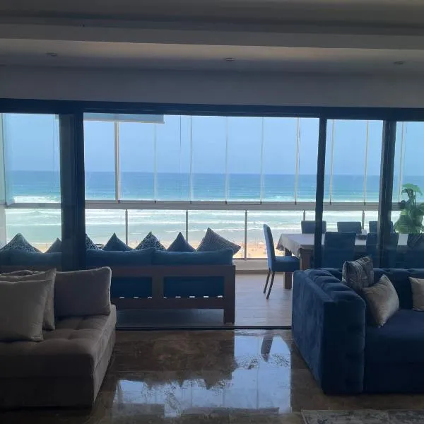 Appartement de luxe, front de mer Plage des nations, hôtel à Sidi Bouqnadel