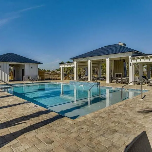 Modern Luxury 4BR Pool Bay Access Outdoor Dining, hotel in Pensacola