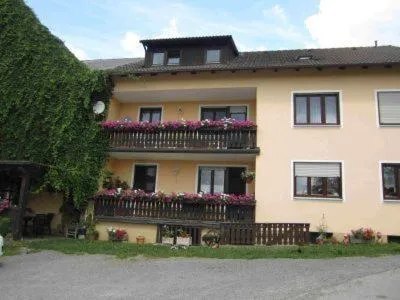 Ferien auf dem Bauernhof, hotel in Oberlangau