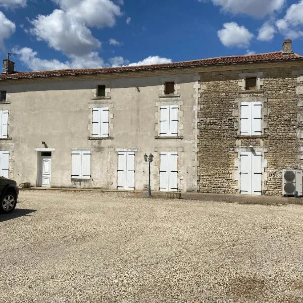 Large French Farmhouse, hotel v destinácii Néré