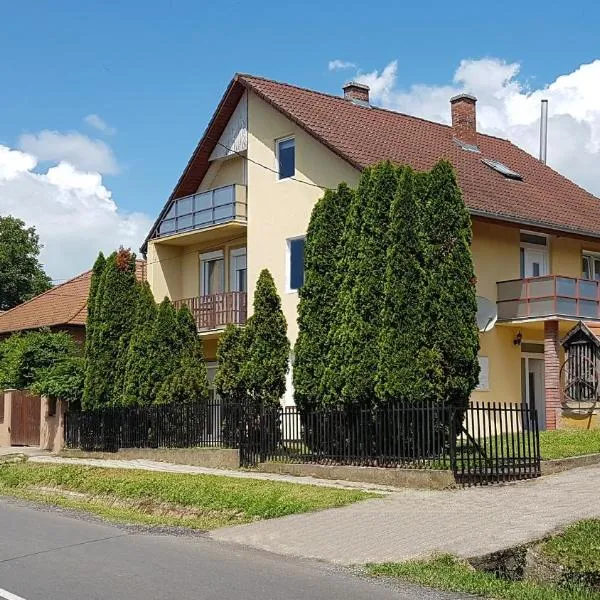 Großes Ferienhaus Plattensee Balaton - nyaraló ház 6 szobával, 5 fürdőszobával, 3000 nm – hotel w mieście Szólád
