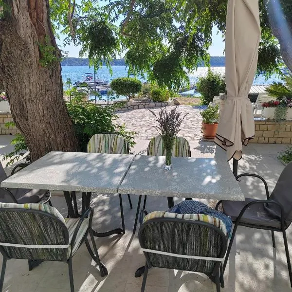 Room`s Brica, hotel in Barbat na Rabu