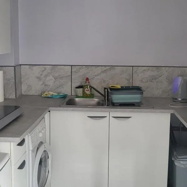 Garden Room Northolt Near Heathrow Airport, מלון בNortholt