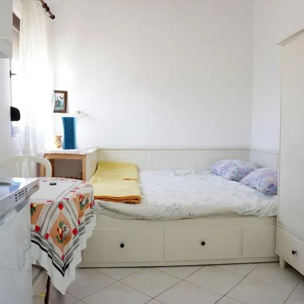 Small studio with kitchenette, hotel a Nin
