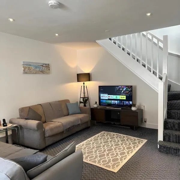 Amo Mews House - Central, Private Patio & Free Parking, hotel em Worthing
