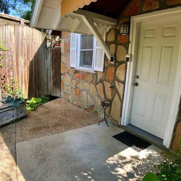 Tuscany Dream Rock Cottage/#8, hotel in Eureka Springs