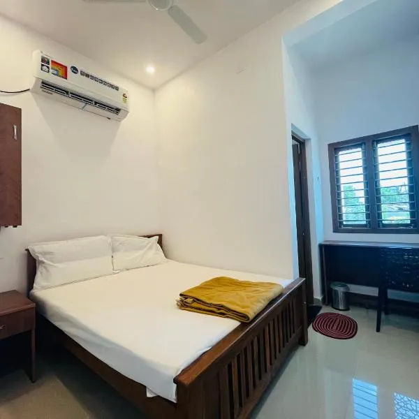 SRI BALAJI LODGING, hotell i Srīvaikuntam