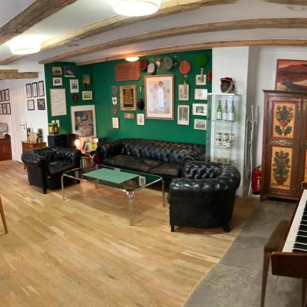 wunderschöne Ferienwohnung in Winterhausen mit Küche, Bad und Piano, hotel in Winterhausen