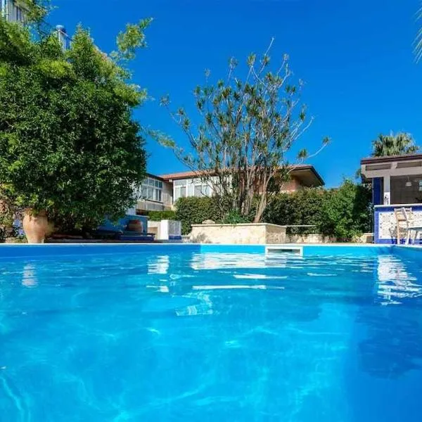 Mediterranean Charm villa con piscina al mare, hotel a Puntalazzo