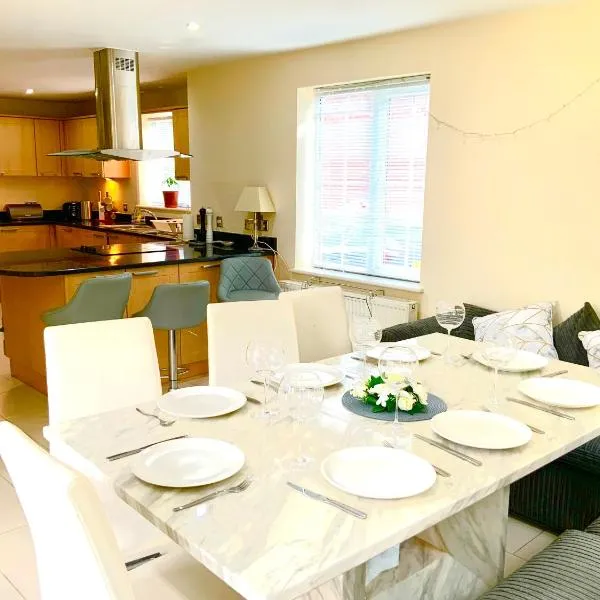 Large Executive 4-Bed Detached House in Miskin, Cardiff-sleeps up to 10 – hotel w mieście Hensol