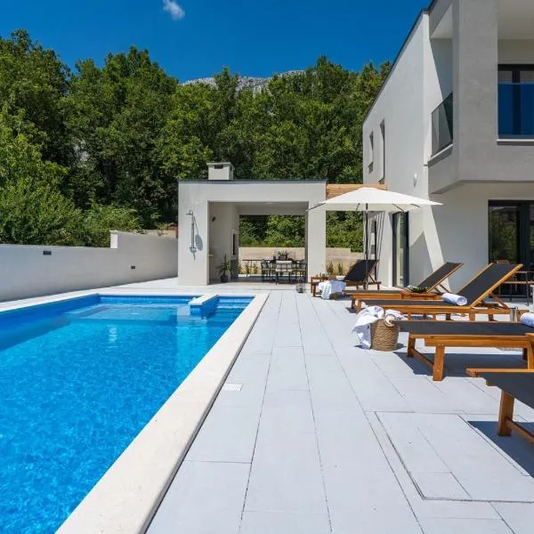 3-bedroom villa Pera with heated pool, 7km from beach, hotelli kohteessa Gata
