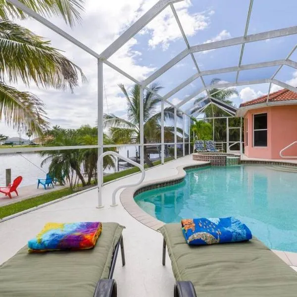 Villa Maxos - Boaters dream 4br/3 bath pool / spa, hotel v destinaci Cape Coral
