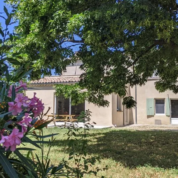 Rez-de-jardin indépendant dans ferme maraichère bio avec grand jardin privatif clos et arboré, hotel v destinaci Crest