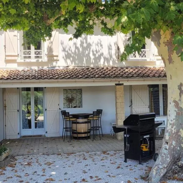 Mas provençal，Sénas的飯店