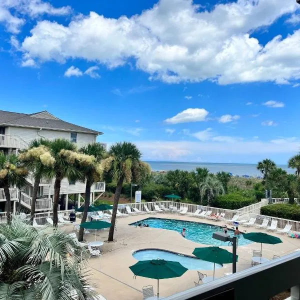 The Breakers #220 Beach Condo, Beautiful Ocean View at Coligny Beach, 4 N Forest Beach Drive Hilton Head, Walk to all Shops Restaurants, Renovated Jan 2024, Vacation Rental HHI LLC, hotel en Hilton Head Island