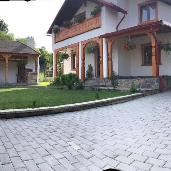 Casa pintioi – hotel w mieście Ieud