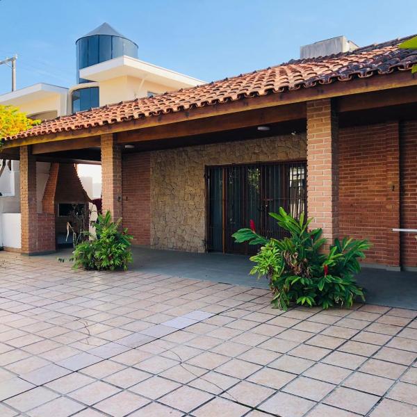 Enseada Casa com churrasqueira- 100 metros da praia com 4 dorm para até 14 pessoas