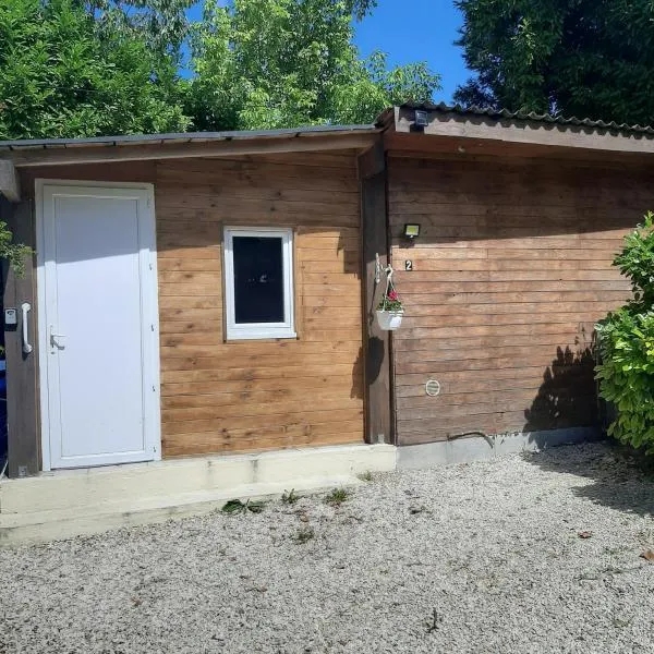 Holiday Chalet 2 Set in Country side, hotel in Juignac