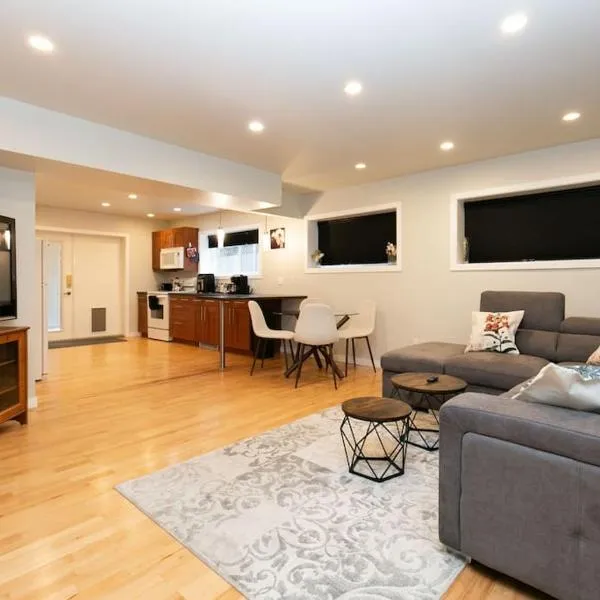 Lovely 1 Bedroom Suite Near Town, hotel in Victoria